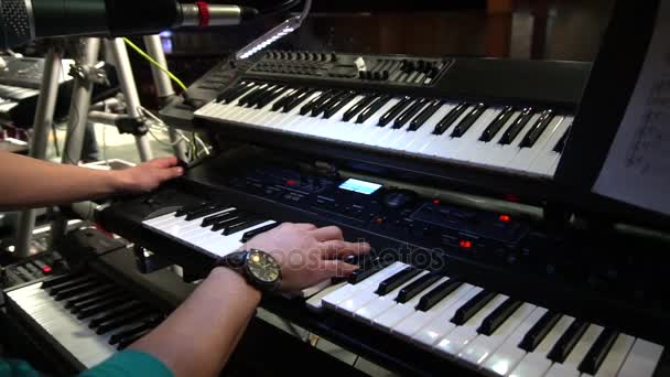 A zenész egy rock koncert elektronikus zongorázni. A zenész kezében. Szintetizátor — Stock videók