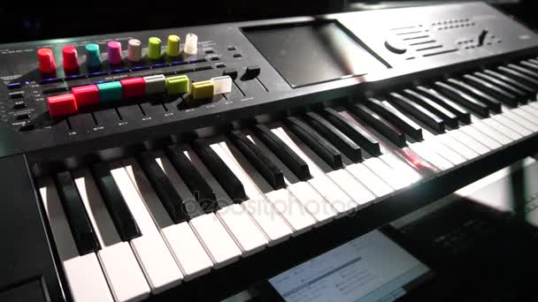 Musikinstrumente. Synthesizer. Panoramablick. — Stockvideo