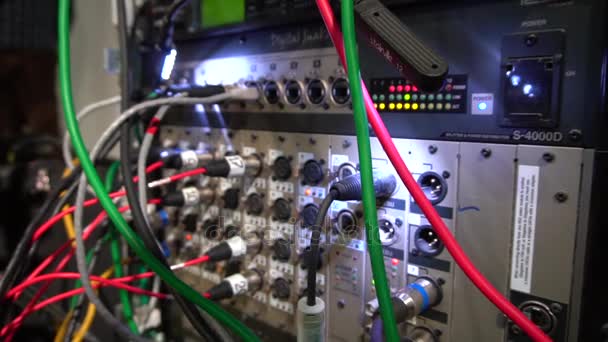 Equipo de concierto con cables de conexión para conectar el ecualizador, amplificador, altavoces y otros instrumentos musicales — Vídeo de stock