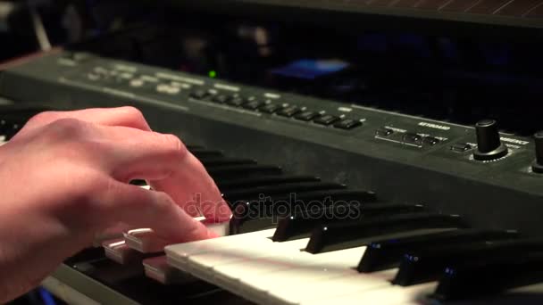 Музыкант играет на электронном пианино на рок-концерте. Руки музыканта. Синтезатор — стоковое видео