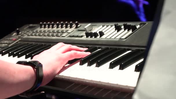 Hudebník hraje na elektronické piano na rockový koncert. Ruce hudebník. Syntezátor — Stock video