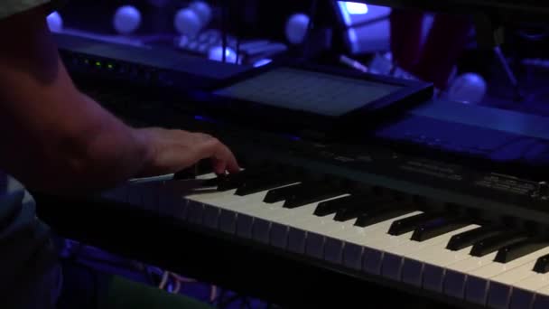 A zenész egy rock koncert elektronikus zongorázni. A zenész kezében. Szintetizátor — Stock videók