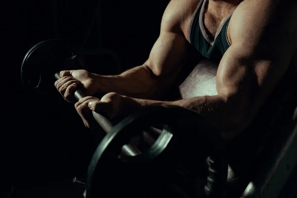 Ręce zbliżenie sportowiec, który robi ćwiczenia ze sztangą. siłownia. biceps — Zdjęcie stockowe