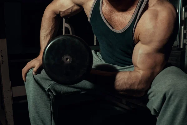 Handen van de close-up van een atleet, die een oefening met een barbell doet. sportschool. biceps. Bodybuilder — Stockfoto