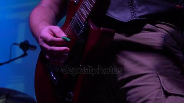 Müzisyen bir rock konserinde akustik elektro bas gitar solo çalış