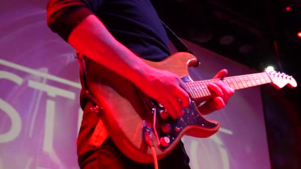 Hudebník hraje na basovou kytaru elektro na rockový koncert — Stock video