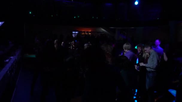 Una multitud de personas bailando en un concierto de rock en cámara lenta . — Vídeo de stock