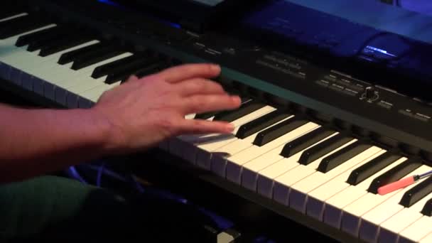 Musicista che suona il pianoforte elettronico ad un concerto rock. Mani di musicista.Sintetizzatore — Video Stock