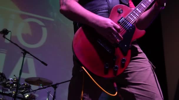 O músico toca sozinho na guitarra electro-baixo acústica em um concerto de rock — Vídeo de Stock