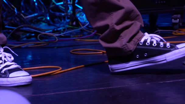 Muzikanten op het podium op gitaar en drums.musician schoenen — Stockvideo