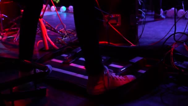 Musicien pousse son pied sur l'amplificateur de son pour guitare — Video