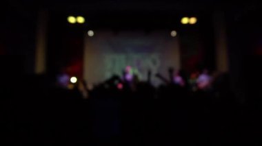 Bir rock konserinde dans kişilik bir kalabalık. bulanık görüntü. Odak dışında