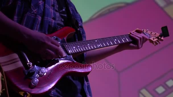 O músico toca sozinho na guitarra electro-baixo acústica em um concerto de rock — Vídeo de Stock