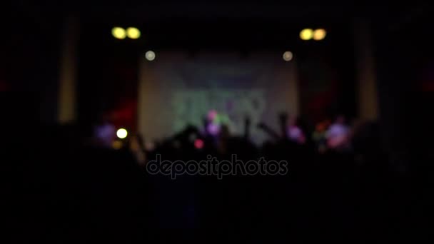 Bir rock konserinde dans kişilik bir kalabalık. bulanık görüntü. Odak dışında — Stok video