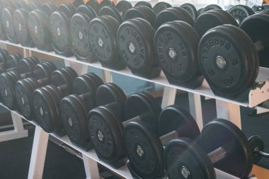 barbell ve modern bir spor salonu, ağırlık