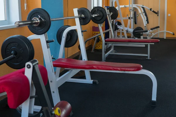 Varillas y entrenadores de potencia en el moderno gimnasio —  Fotos de Stock