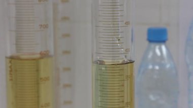 Sıvı kimyasal arıtma için balonun içine dökülür