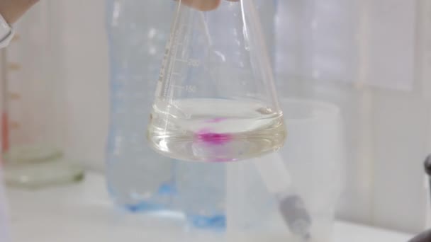 Chemische Reaktion in einem Kolben in einem Chemielabor — Stockvideo