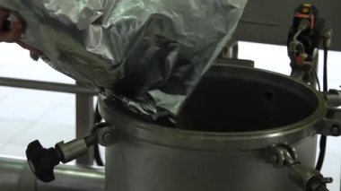 Büyük bir tencerede bira süreci