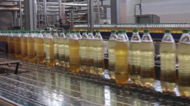 Üretim süreci. Bir konveyör plastik şişe sıvı ile dolu. Limonata konveyör.