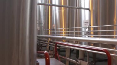 Limonata üreten bir fabrikada üretim makinesi