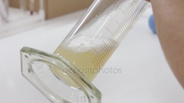 Sıvı kimyasal arıtma için balonun içine dökülür