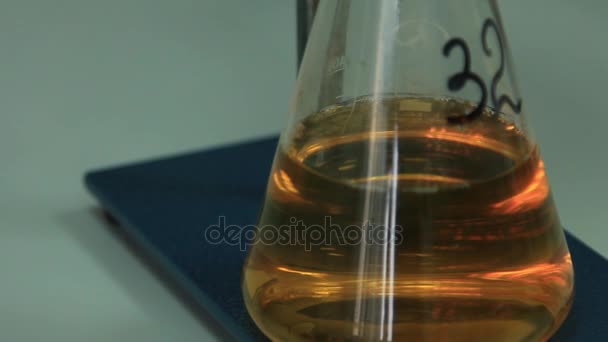 flacon rempli de liquide gros plan .