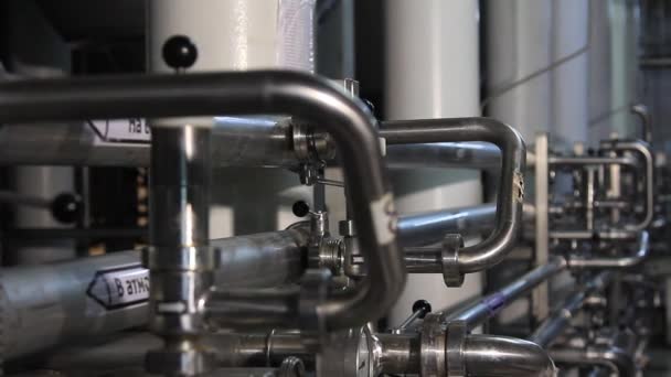 Komplexe Produktionsanlagen in der Bierfabrik — Stockvideo
