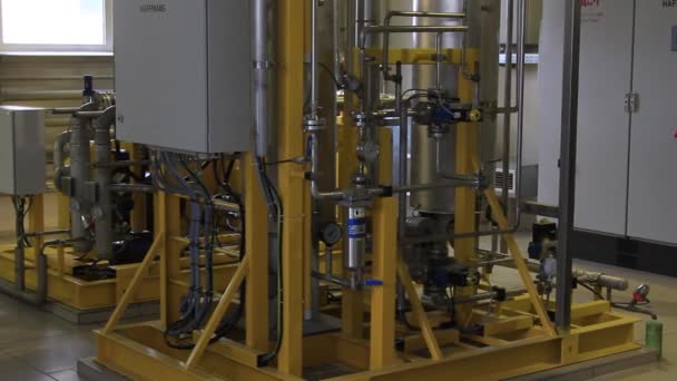 Productiemachine in een fabriek voor de productie van limonade — Stockvideo