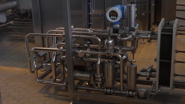Μηχανή παραγωγής στο εργοστάσιο το οποίο παράγει λεμονάδα — Αρχείο Βίντεο