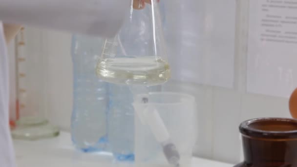 Chemische Reaktion in einem Kolben in einem Chemielabor — Stockvideo