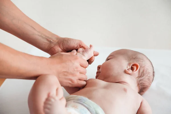 Bir çocuk tarafından ele sahip genç bir anne — Stok fotoğraf