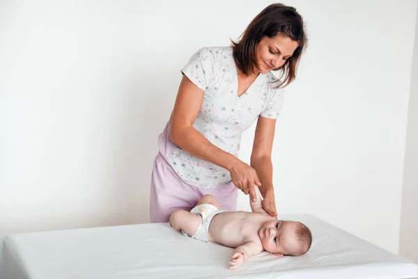 La doctora hace del bebé un suave masaje. Masaje infantil . —  Fotos de Stock