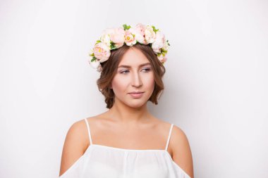 Çiçek çelenk içinde güzel kız