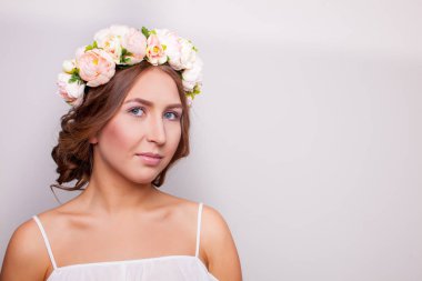 Çiçekler beyaz bir arka plan üzerinde başında güzel bir kızla Vintage portresi.