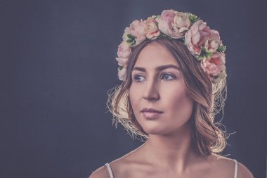 kafasında bir çelenk ile kız