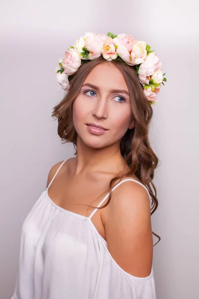 Красивая девушка с винтажными цветами на голове на белом фоне крупным планом . — стоковое фото