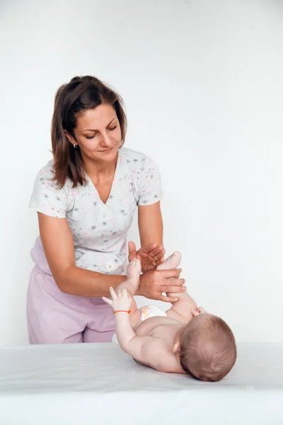 Žena doktor dělá dítě jemná masáž. Dětská masáž. — Stock fotografie