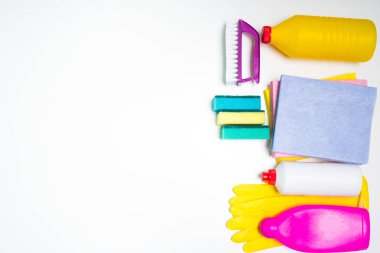 Temizleme ürünleri, mutfak ve banyo için çok çeşitli. Deterjan, kimyasal şişeler, temizlik sünger ve eldiven. Ahşap bir masaya. Yukarıdan görüntülemek.