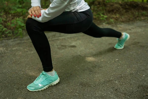 Dziewczynka fitness pracuje w parku z kolorowy strój — Zdjęcie stockowe