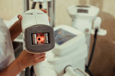 İçin Güzellik Salonu vücuttaki ultrasonik kavitasyon aleti. Radyo dalgası yüz ve vücut kaldırma