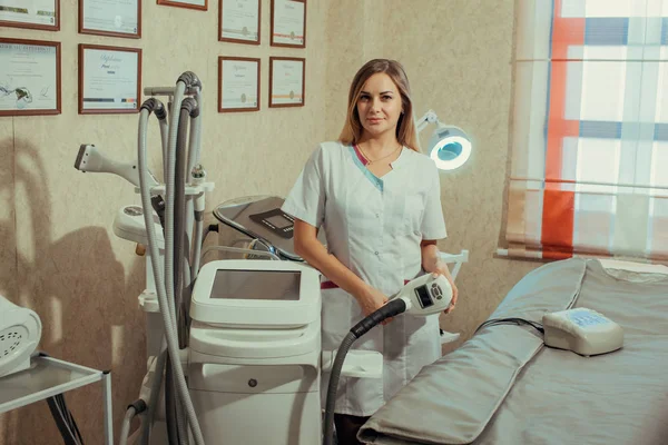 Beautiful young woman beautician in the office in the spa. Hardware cosmetology. Medicine, health care. — Stock Photo, Image