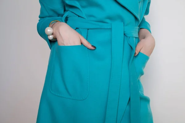 Φθινόπωρο παλτό του τιρκουάζ χρώμα σε ένα μοντέλο που θέτει σε λευκό φόντο. Μόδα. Ομορφιά. Σεζόν. Αξεσουάρ — Φωτογραφία Αρχείου