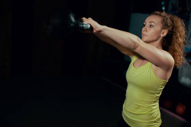 Ağır spor salonunda trenlerle atlet