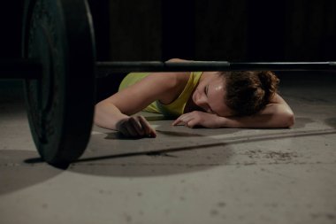 Bir kız ile bir halter salonunda sınıfları sonra aittir