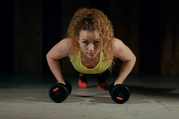 Deportiva chica haciendo ejercicios de fuerza en el gimnasio — Foto de Stock