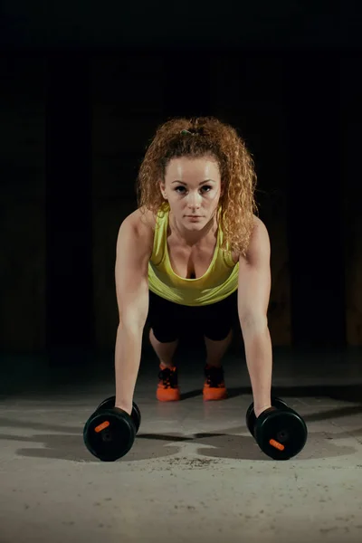 Deportiva chica haciendo ejercicios de fuerza en el gimnasio —  Fotos de Stock