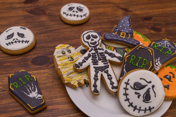 Przygotowanie do Halloween. Halloween cookies na talerzu — Zdjęcie stockowe