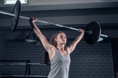 Eğitim crossfit jimnastik salonu. Kız ağırlık kaldırma