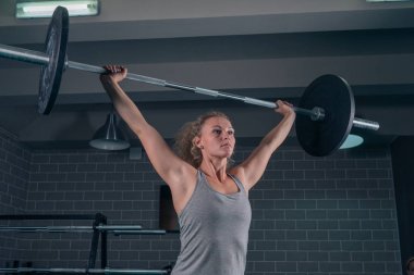 Eğitim crossfit jimnastik salonu. Kız ağırlık kaldırma